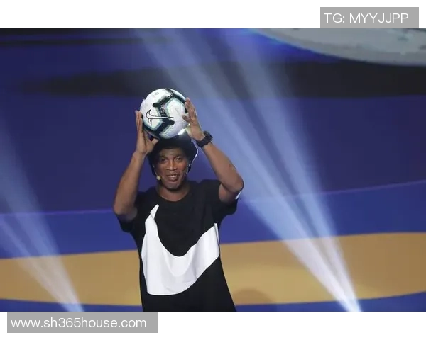 巴西足球明星在街头与粉丝亲密互动拍照留念瞬间